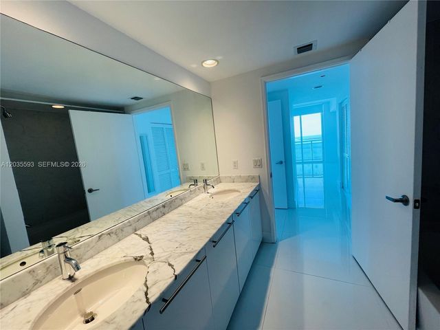 950 Brickell Bay Dr 3210, Miami, FL 33131