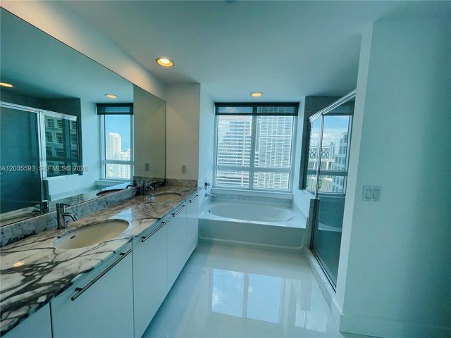 950 Brickell Bay Dr 3210, Miami, FL 33131