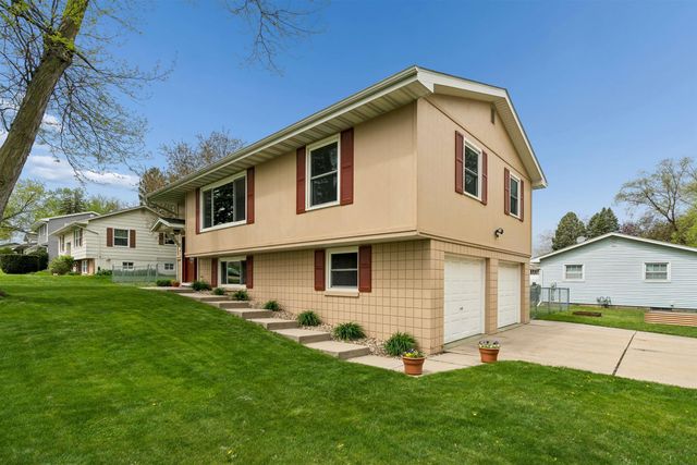 3302 Mt. Vernon Drive, Waterloo, IA 50701