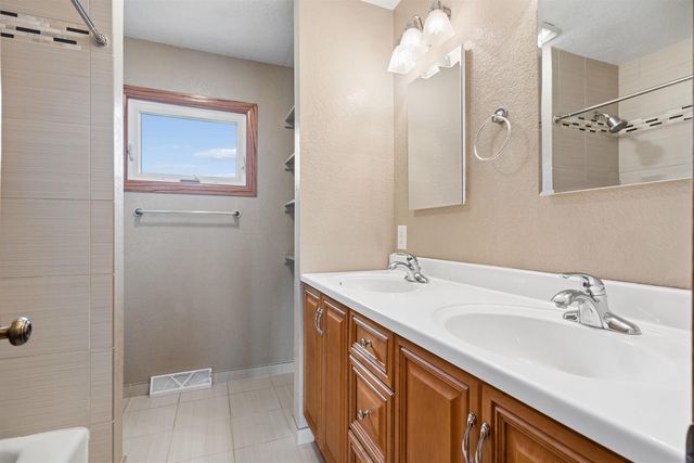 3302 Mt. Vernon Drive, Waterloo, IA 50701