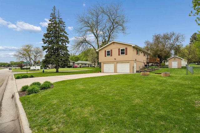 3302 Mt. Vernon Drive, Waterloo, IA 50701