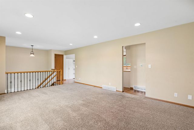 3302 Mt. Vernon Drive, Waterloo, IA 50701