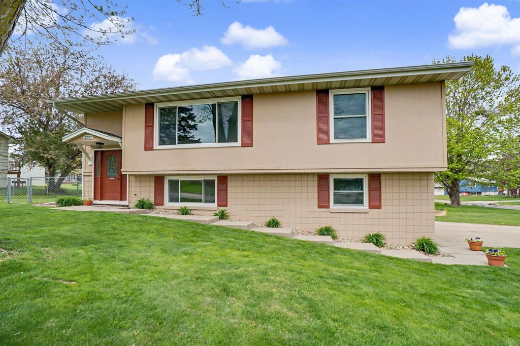 3302 Mt. Vernon Drive, Waterloo, IA 50701
