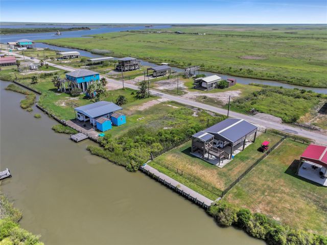 1455 Mabry Street, Gilchrist, TX 77617