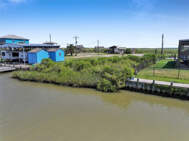 1455 Mabry Street, Gilchrist, TX 77617