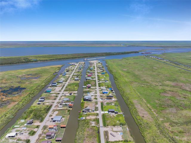1455 Mabry Street, Gilchrist, TX 77617