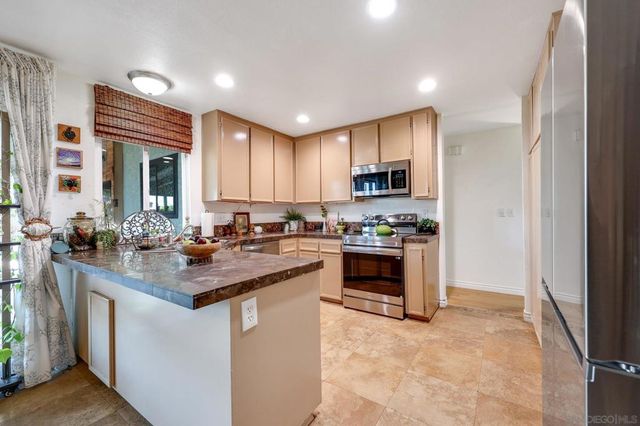 10654 Holborn Ct, Santee, CA 92071