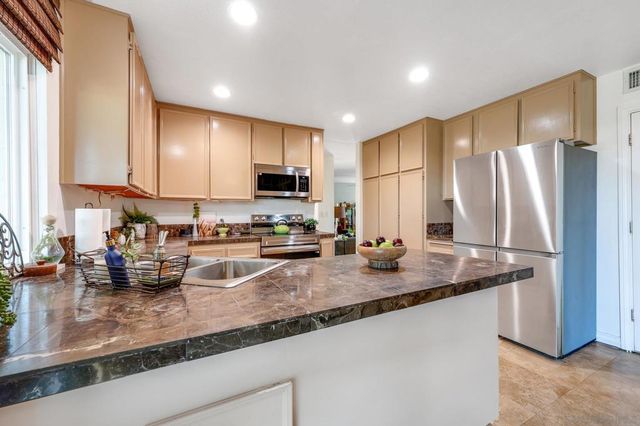 10654 Holborn Ct, Santee, CA 92071