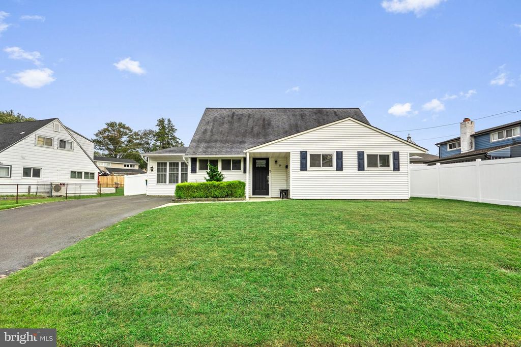 18 HARVEST RD, Levittown, PA 19056