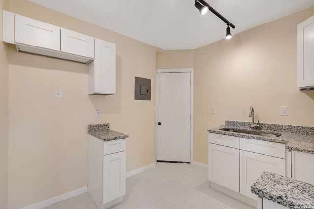 834 W Russell Pl, San Antonio, TX 78212