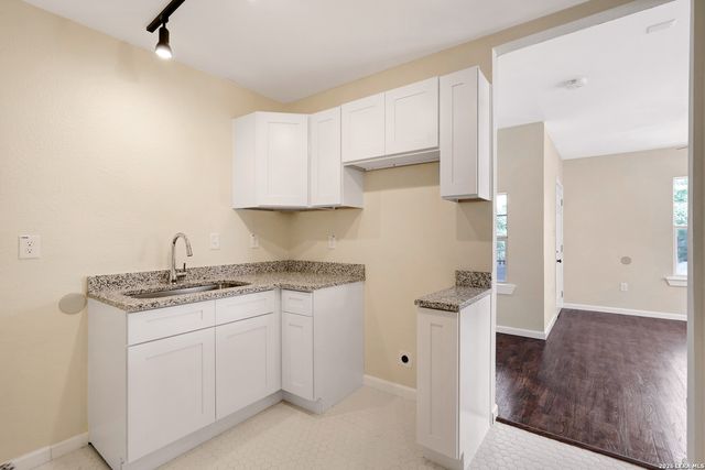 834 W Russell Pl, San Antonio, TX 78212