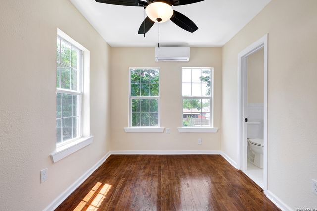 834 W Russell Pl, San Antonio, TX 78212