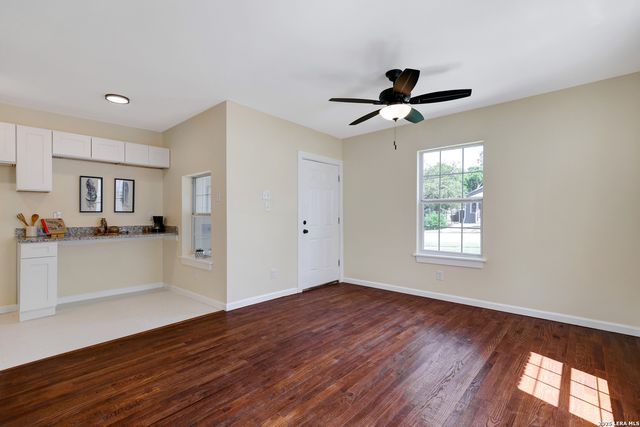 834 W Russell Pl, San Antonio, TX 78212