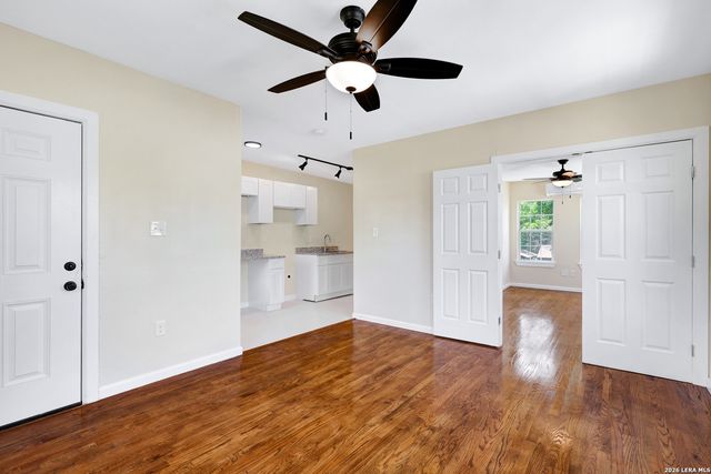 834 W Russell Pl, San Antonio, TX 78212