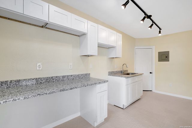 834 W Russell Pl, San Antonio, TX 78212