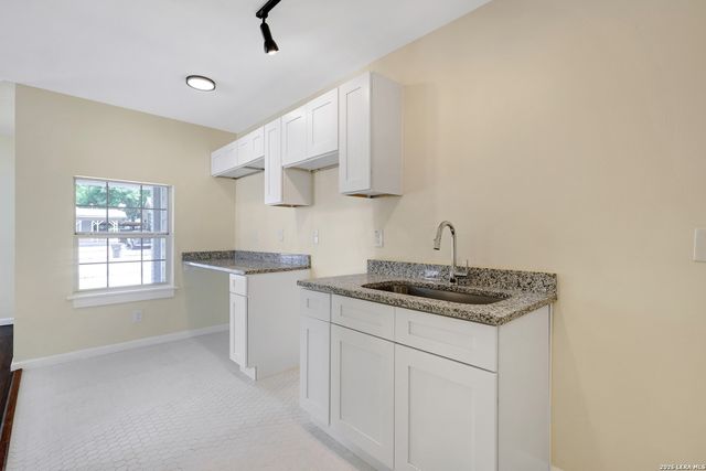 834 W Russell Pl, San Antonio, TX 78212