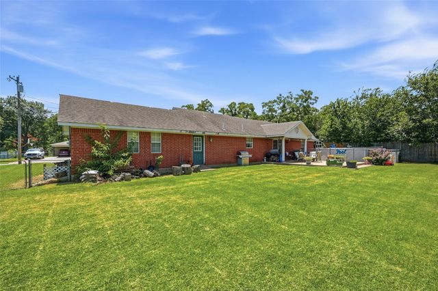 205 3rd Street, Whitesboro, TX 76273