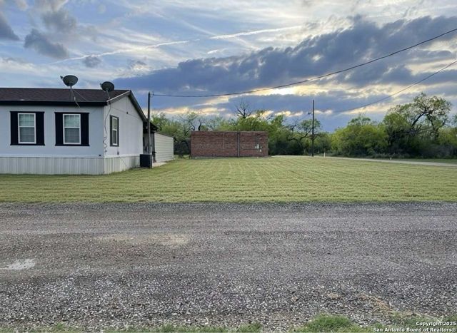 202 10th, Christine, TX 78012