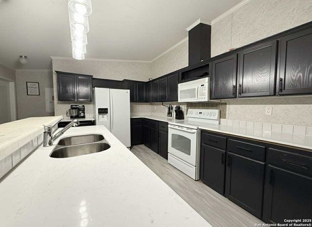 202 10th, Christine, TX 78012