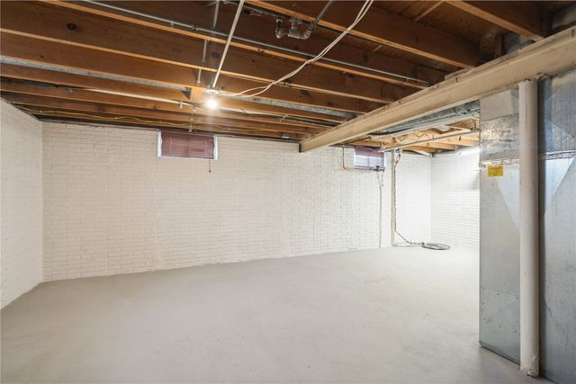 135 Eastview Drive NW, Cedar Rapids, IA 52405