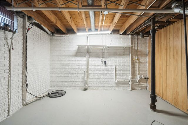 135 Eastview Drive NW, Cedar Rapids, IA 52405