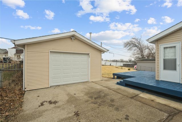135 Eastview Drive NW, Cedar Rapids, IA 52405