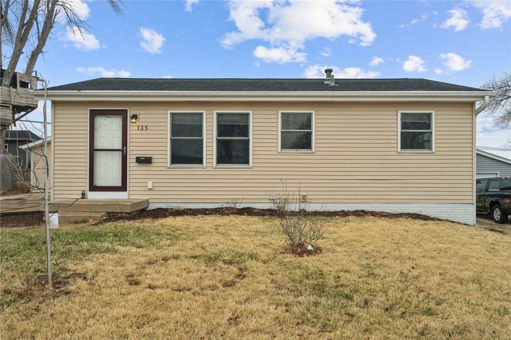 135 Eastview Drive NW, Cedar Rapids, IA 52405