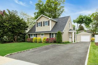 20 Robert Road, Glen Cove, NY 11542