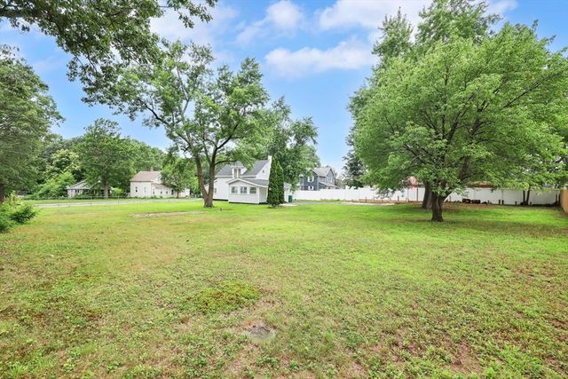 72 College St, Chicopee, MA 01020