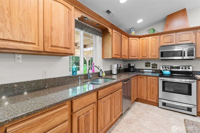 101 N Fairway Drive E, Hoodsport, WA 98548