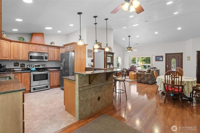 101 N Fairway Drive E, Hoodsport, WA 98548