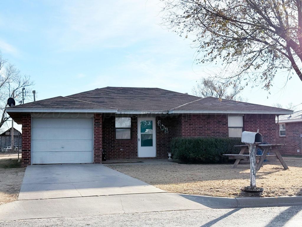602 NW 5th Street, Dimmitt, TX 79027