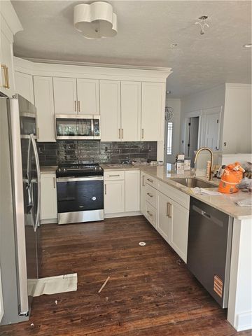 810 S Tenth St, New Stanton, PA 15697