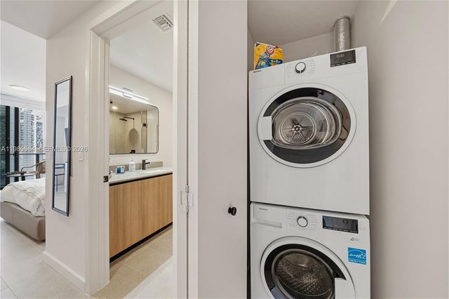 121 NE 5th 2604 2604, Miami, FL 33132