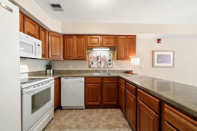 24 Greenleaves Drive 413, Amherst, MA 01002