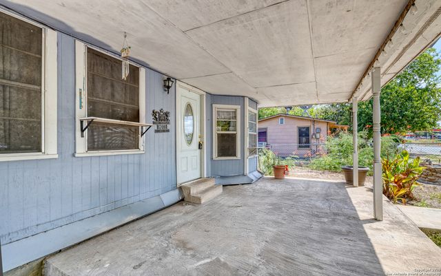 1709 Ave E, Hondo, TX 78861