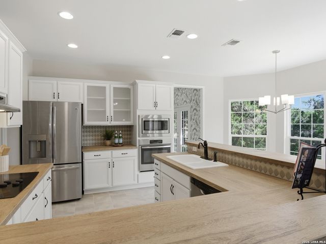 203 Kendall Pointe Dr, Boerne, TX 78015
