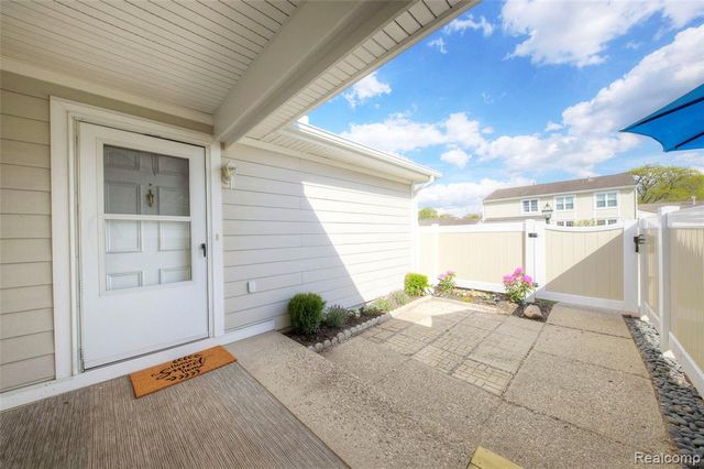 39887 Village Wood Lane, Novi, MI 48375