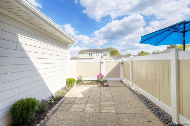 39887 Village Wood Lane, Novi, MI 48375