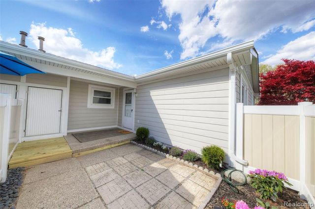 39887 Village Wood Lane, Novi, MI 48375