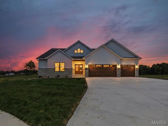 16 Schon Ct., Glen Carbon, IL 62034