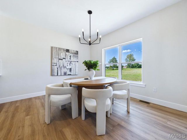 16 Schon Ct., Glen Carbon, IL 62034