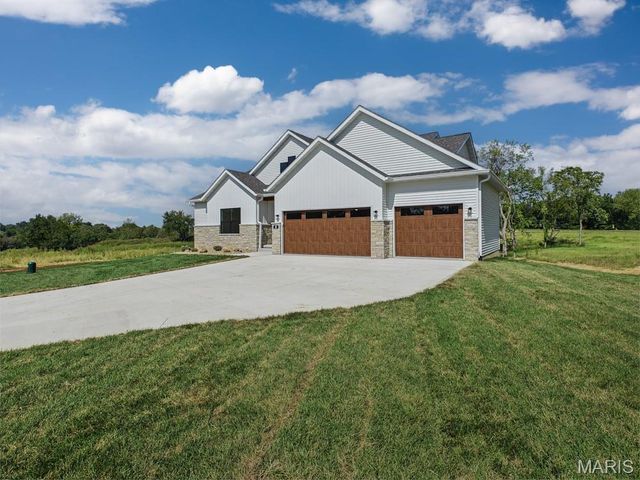 16 Schon Ct., Glen Carbon, IL 62034