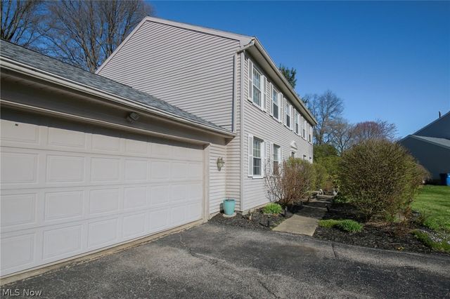 200 Briarbrook Court NE, Howland, OH 44484