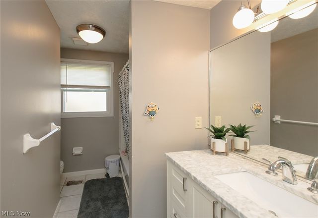 200 Briarbrook Court NE, Howland, OH 44484