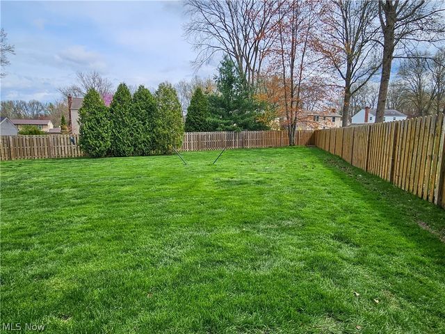 200 Briarbrook Court NE, Howland, OH 44484