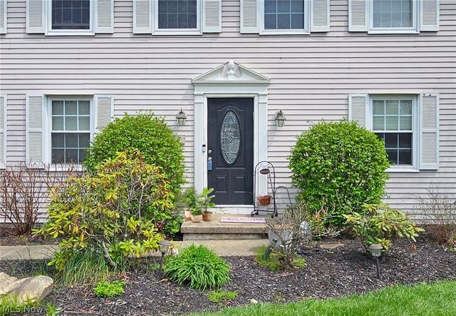 200 Briarbrook Court NE, Howland, OH 44484