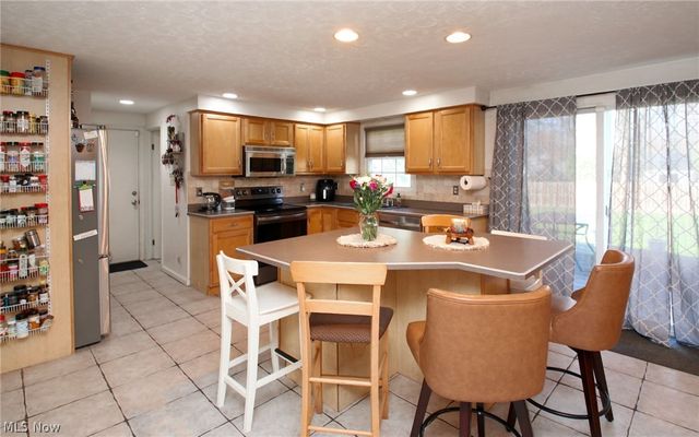 200 Briarbrook Court NE, Howland, OH 44484