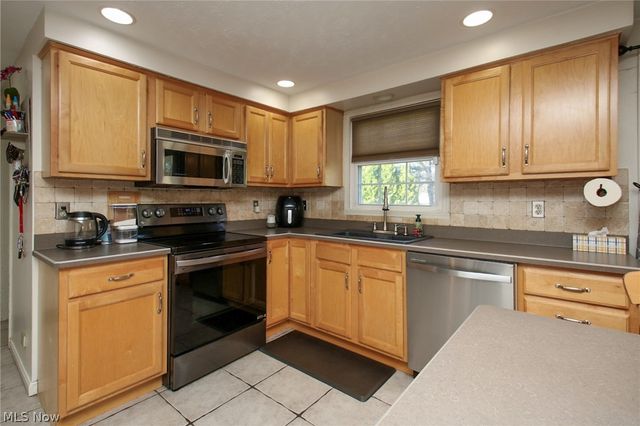 200 Briarbrook Court NE, Howland, OH 44484