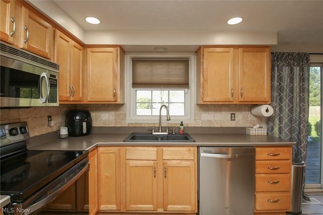 200 Briarbrook Court NE, Howland, OH 44484